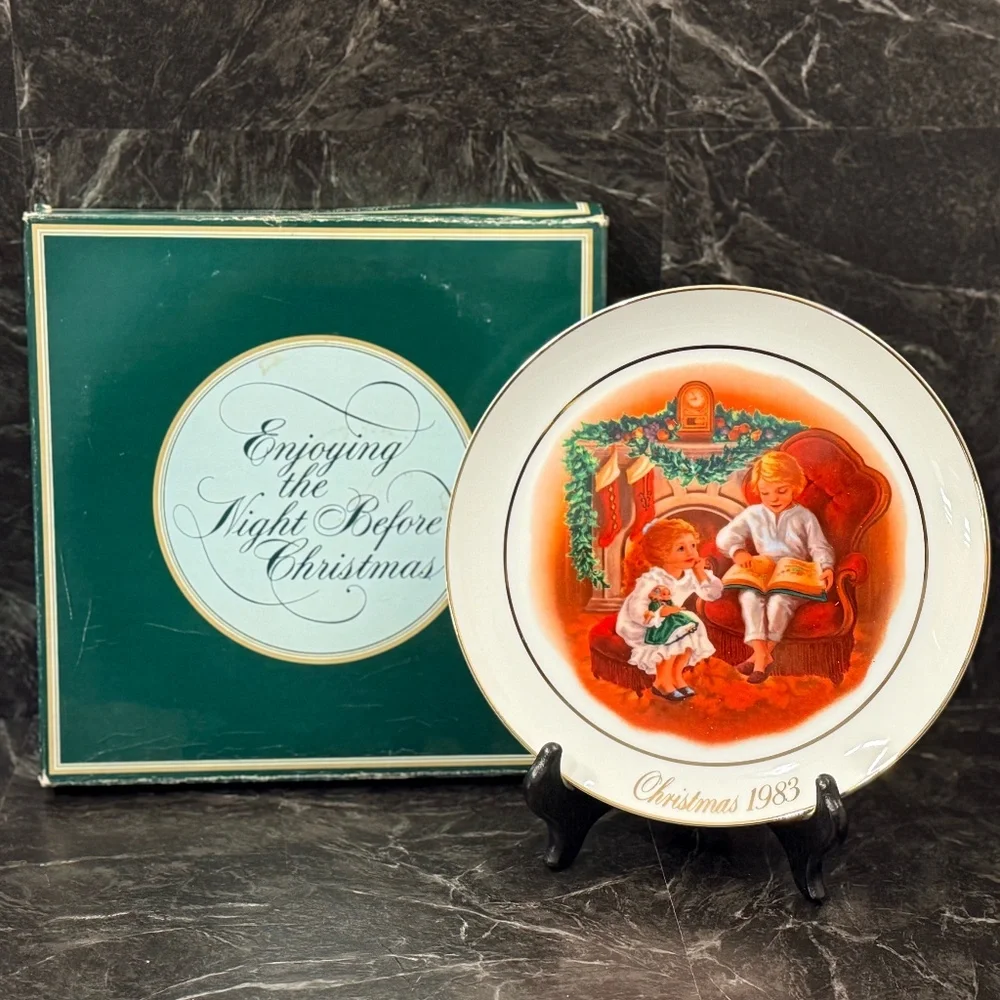 1983 AVON “Enjoying the Night Before Christmas” Collector Plate w/22K Gold Trim